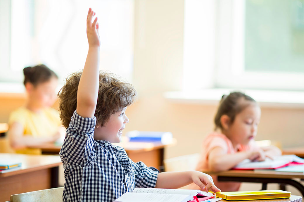 jeune-garçon-classe-primaire