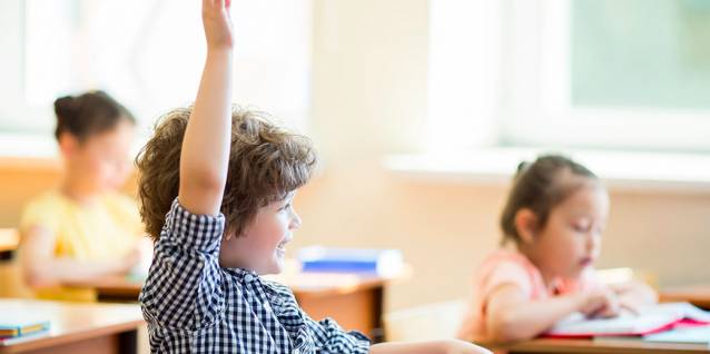 jeune-garçon-classe-primaire