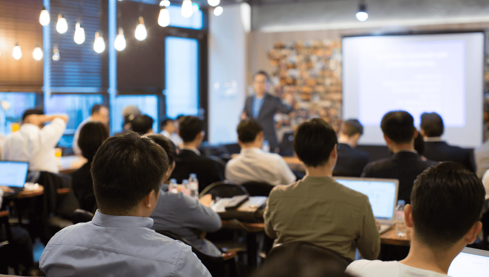 Sensibiliser les jeunes et le monde de l’éducation à "l'entreprise du futur" ecole entreprise réunion conférence