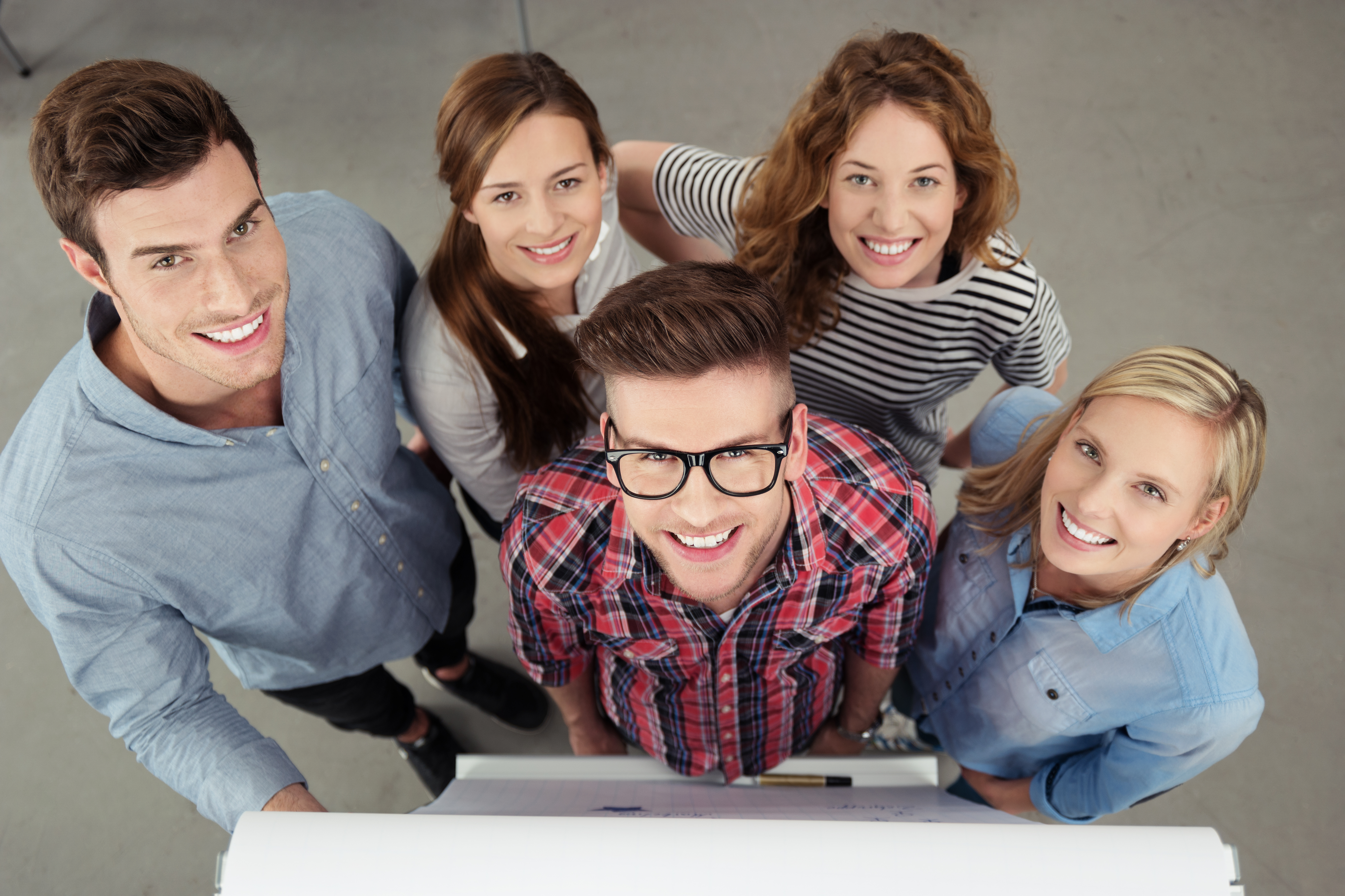 Un plan d’action national et académique pour resserrer les liens entre les jeunes et le monde de l'entreprise Un groupe de jeunes souriants devant un storyboard