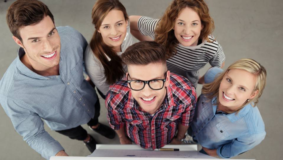 Un plan d’action national et académique pour resserrer les liens entre les jeunes et le monde de l'entreprise Un groupe de jeunes souriants devant un storyboard