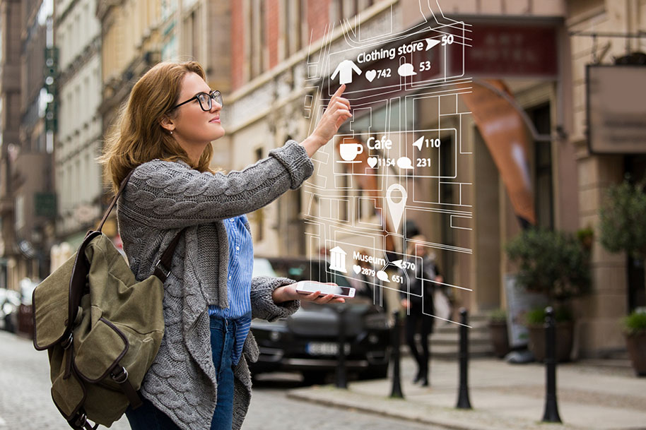 Marketing numérique. Femme voyageur avec téléphone. Navigation sur la projection de l'écran