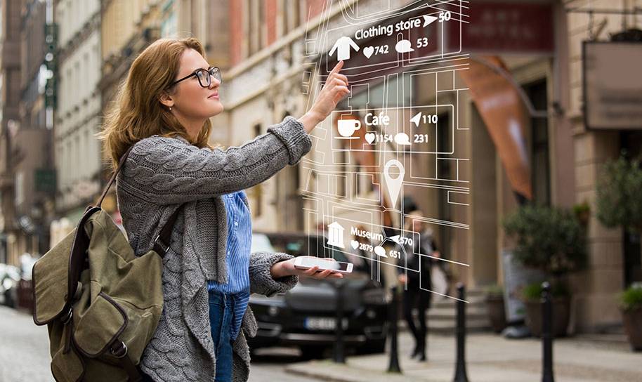 Marketing numérique. Femme voyageur avec téléphone. Navigation sur la projection de l'écran Marketing numérique. Femme voyageur avec téléphone. Navigation sur la projection de l'écran
