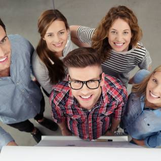 Un groupe de jeunes souriants devant un storyboard